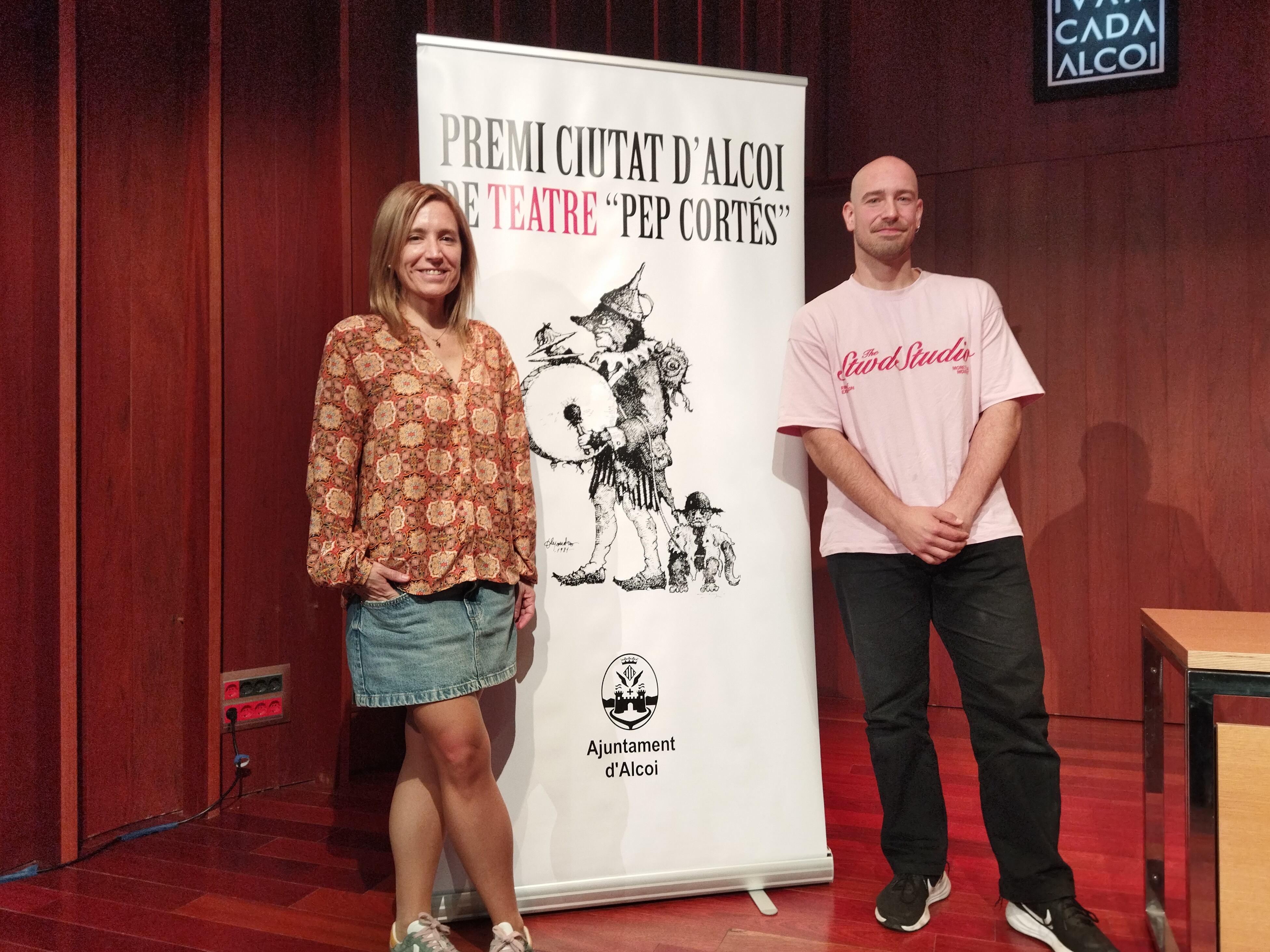 Elisa Guillem, edil de Cultura, y Tomás Verdú Luján, ganador del LI Premi Ciutat d'Alcoi de Teatre Pep Cortés.