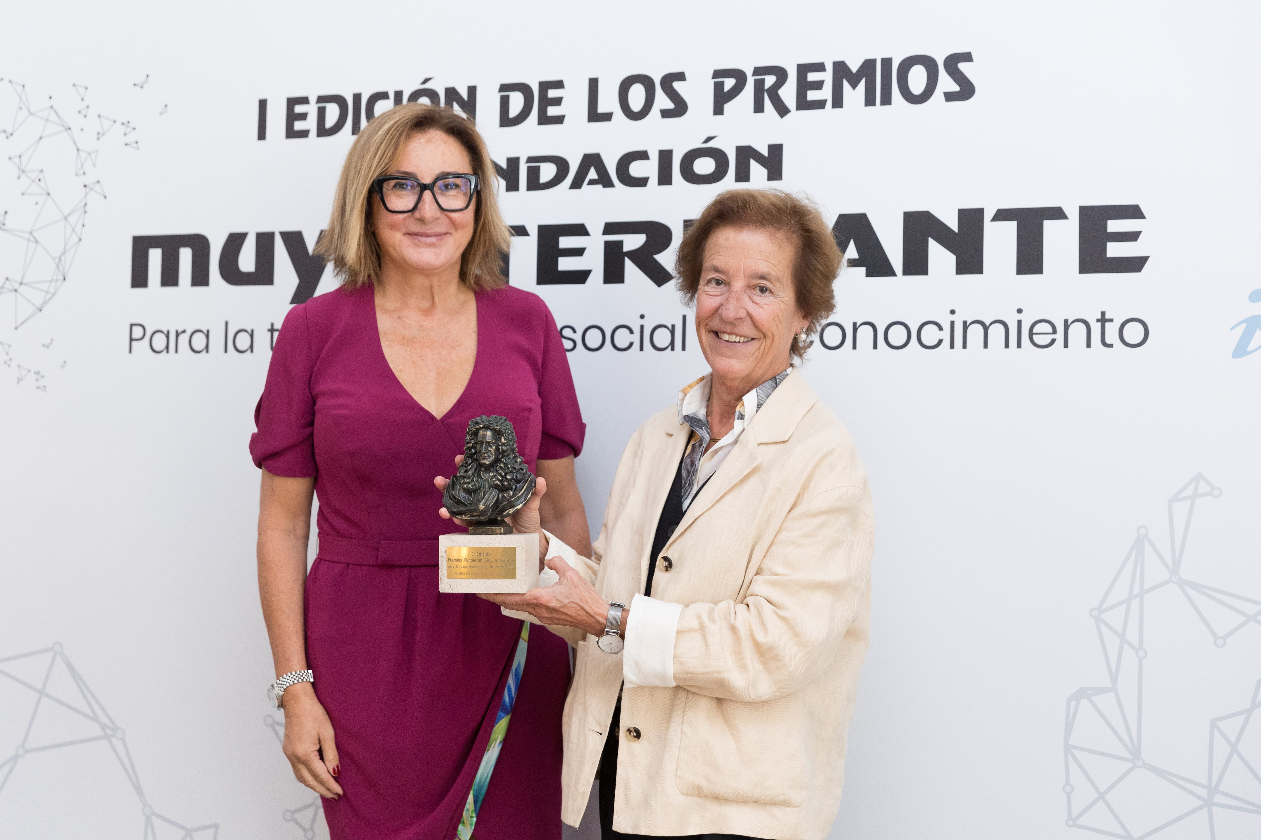 La directora gerente del Museo de la Evolución Humana y del Sistema Atapuerca, Aurora Martín, ha recibido el premio en Madrid de manos de Marta Ariño, presidenta de la Fundación Muy Interesante