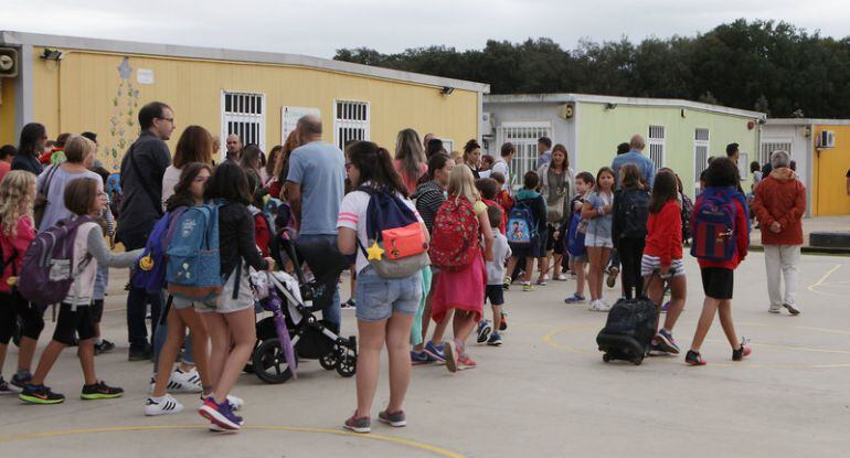 Nens entrant a l'escola, a Girona, en una imatge de l'inici de curs.