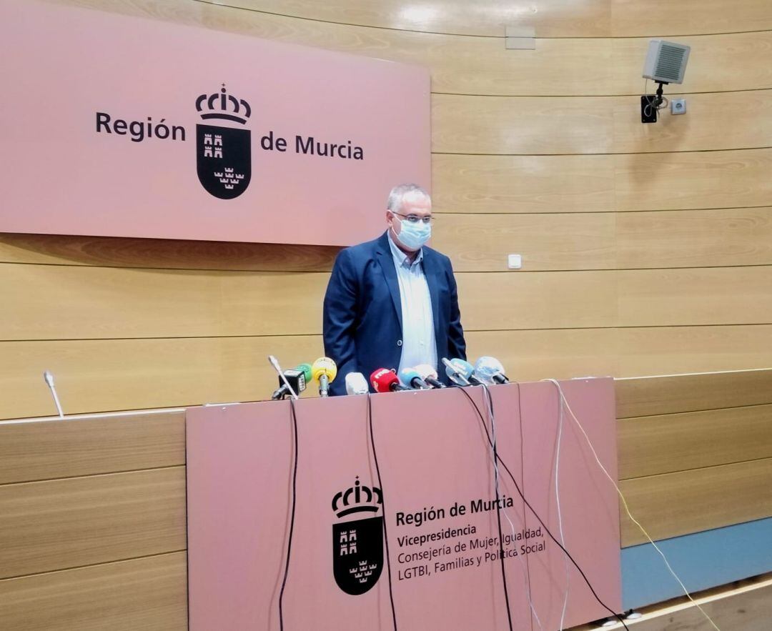 Raúl Nortes, director general de Familias y Protección de Menores, en una rueda de prensa en la Consejería de Política Social