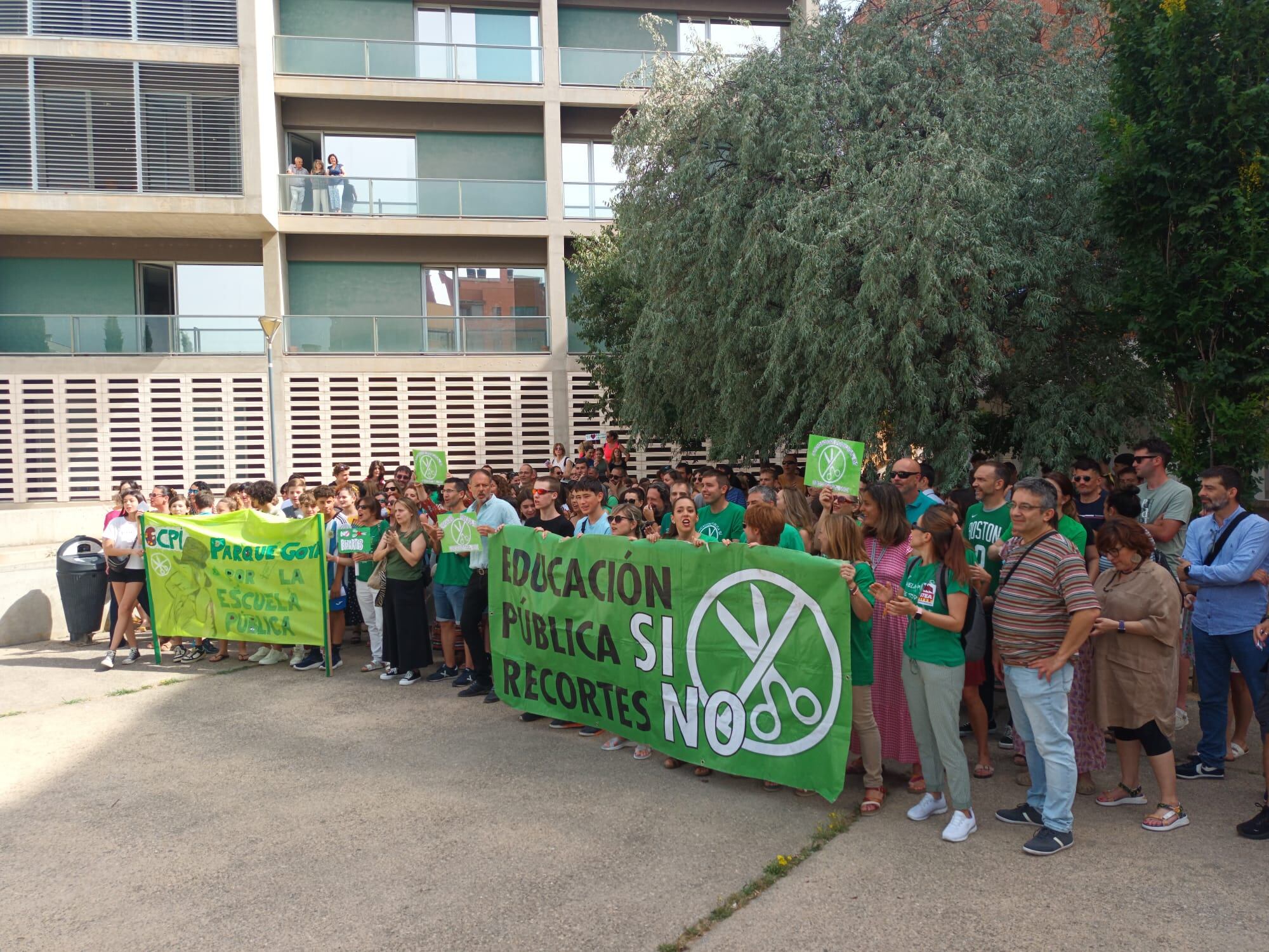 La comunidad educativa del IES Clara Campoamor protestan por los recortes del Consejo de Educación