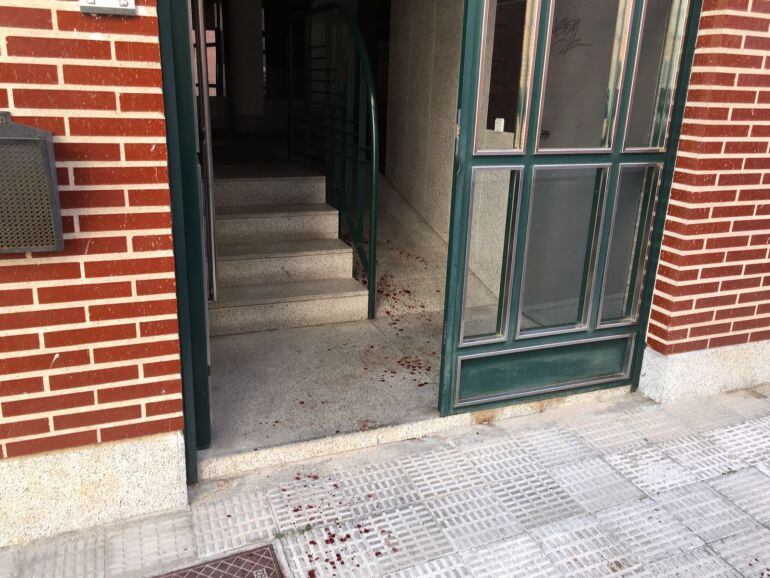 Portal donde ha ocurrido el suceso, con manchas de sangre de la víctima