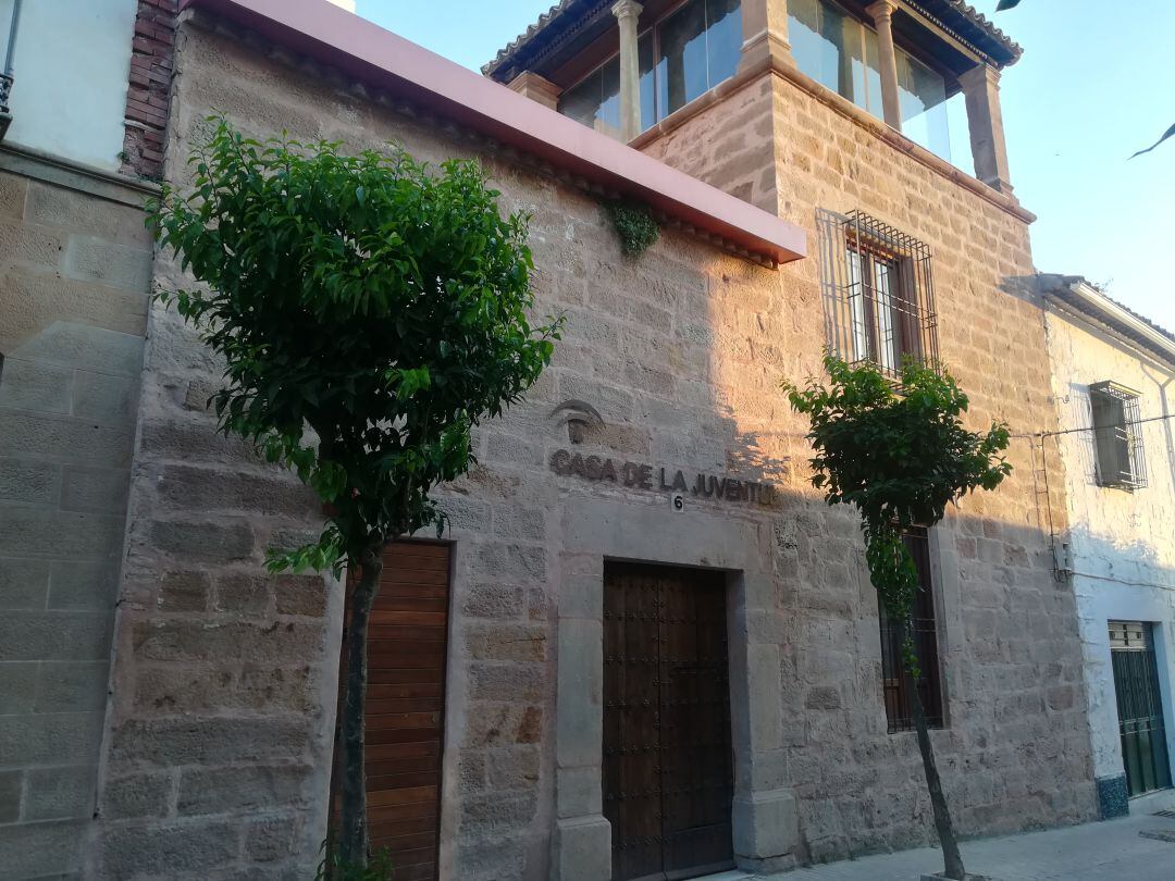 Fachada principal de la futura &quot;Casa de la Juventud&quot; de Linares