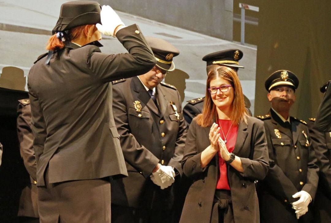 Foto de archivo de la alcaldesa de Móstoles, Noelia Posse, durante la celebración en la localidad del Día de la Policía Nacional