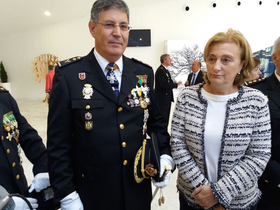 El Jefe Superior de Policía de Asturias, Juan Jesús Herranz, junto a la delegada del gobierno, Delia Losa en la celebración de la festividad de Los Ángeles Custodios