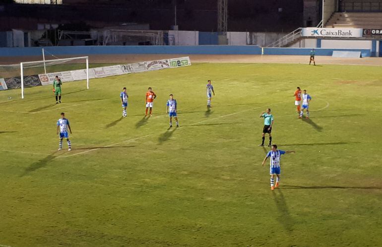 Un momento del juego entre Arandina y Unionistas en El Montecillo.