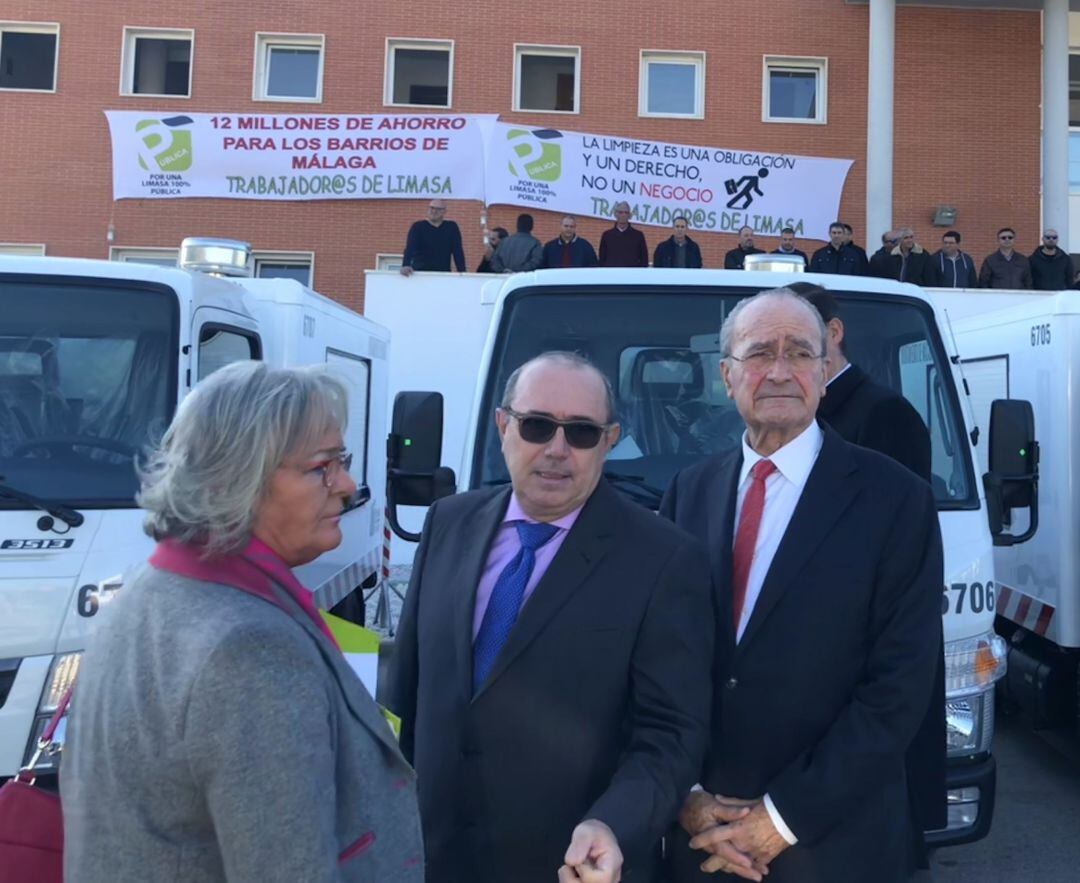 El gerente de Limasa, Rafael Arjona (en el centro) flanqueado por la concejala del ramo, Teresa Porras, y el alcalde de Málaga, Francisco de la Torre