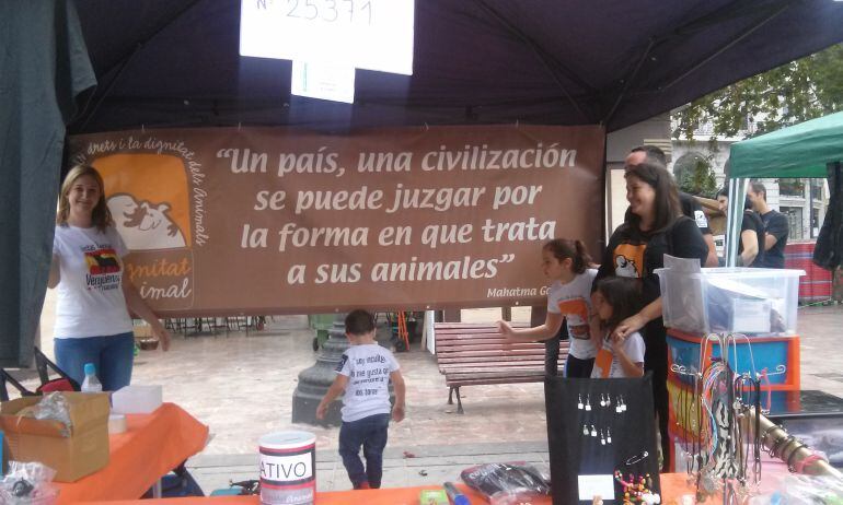 Una de las casetas integrantes del mercadillo solidario en la Plaza del Ayuntamiento.