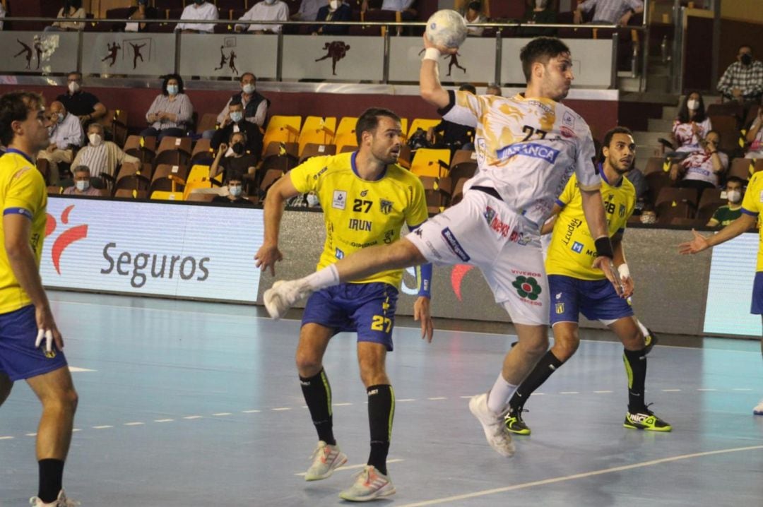 Liapis intenta un lanzamiento a porterí