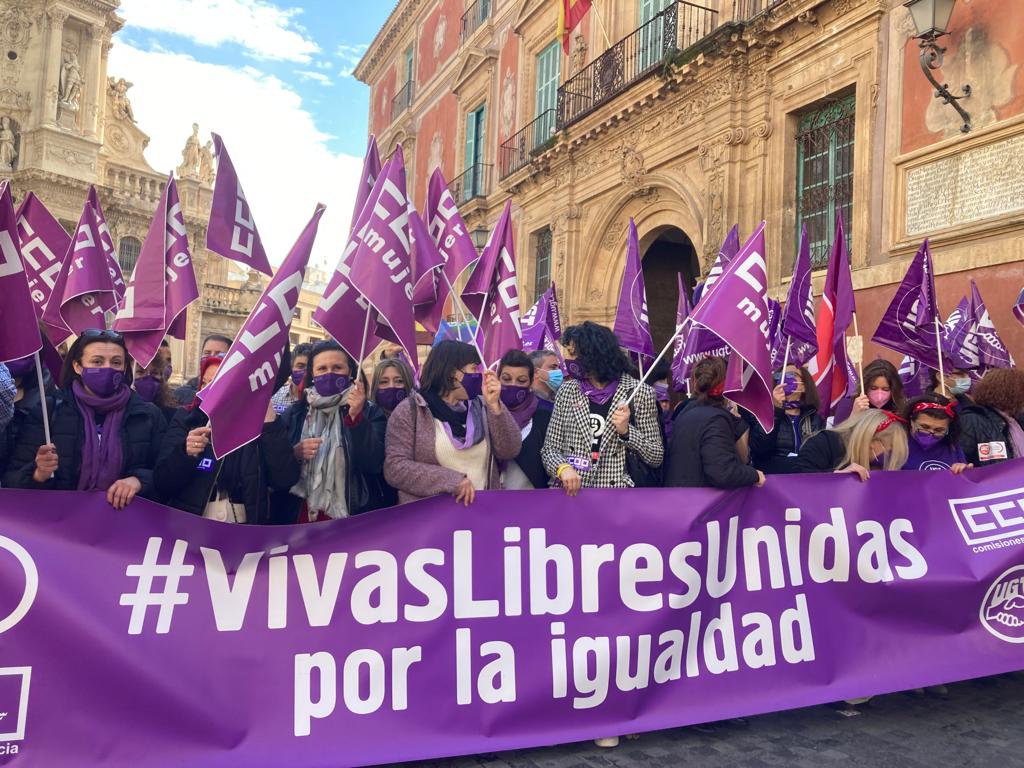 Concentración de UGT y CCOO en la Plaza de Belluga (Murcia)