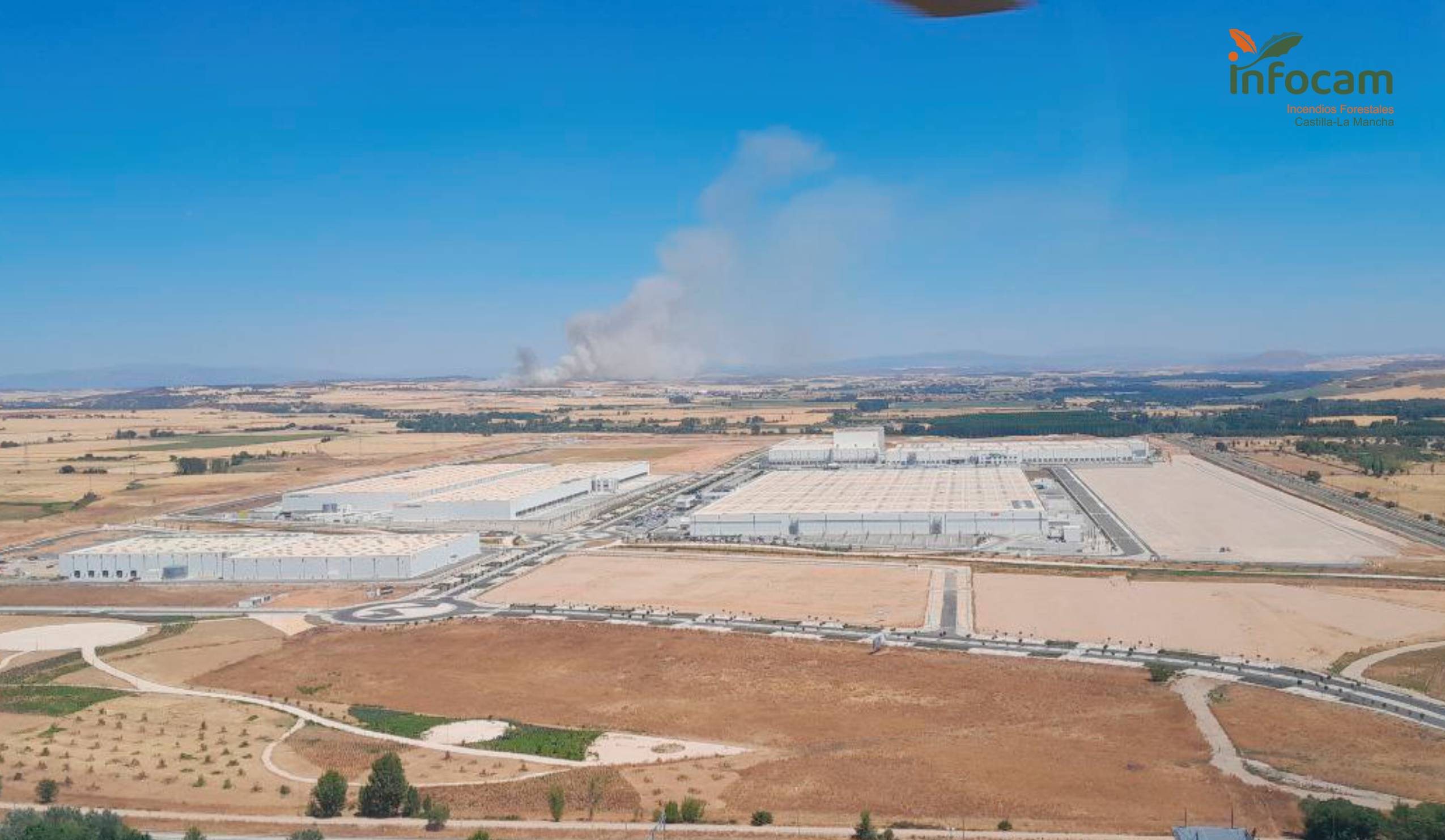 Imagen del incendio declarado en un terreno agrícola de Yunquera de Henares