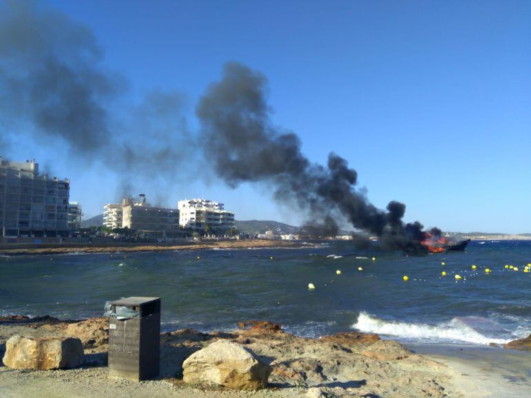 Imagen del incendio de las embarcaciones incendiadas