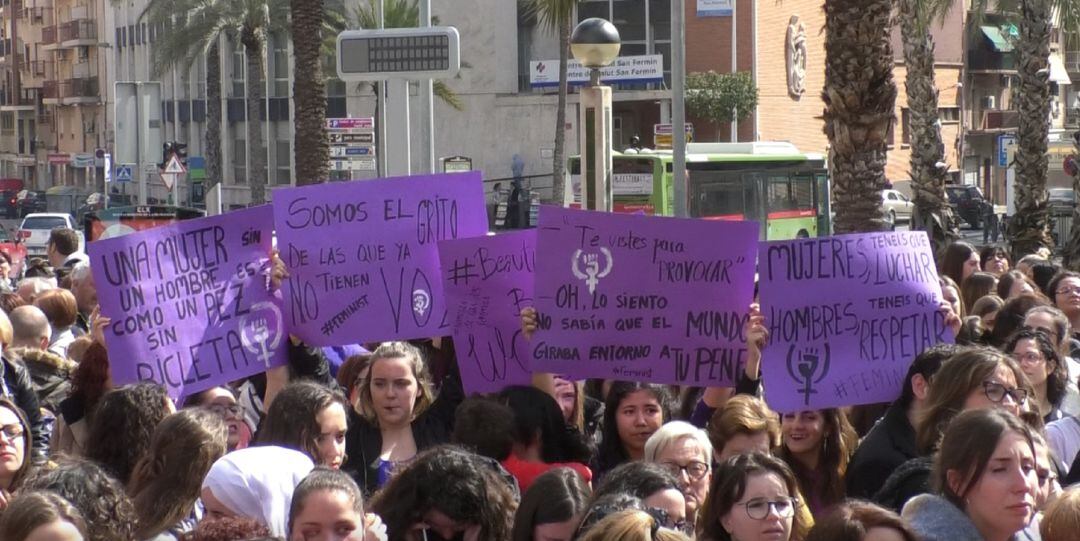 Manifestación con motivo del 8-M en la Avenida de Novelda, Elche