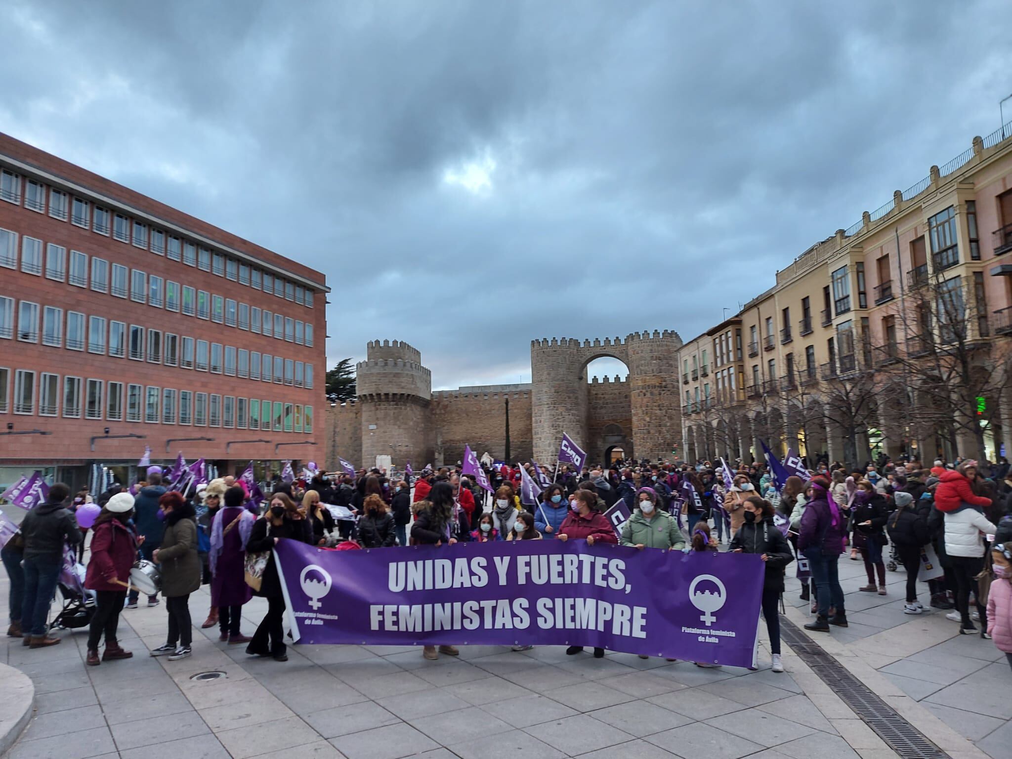 Encabezando la manifestación se podía ver una pancarta con el lema 'Unidas y fuertes, feministas siempre'