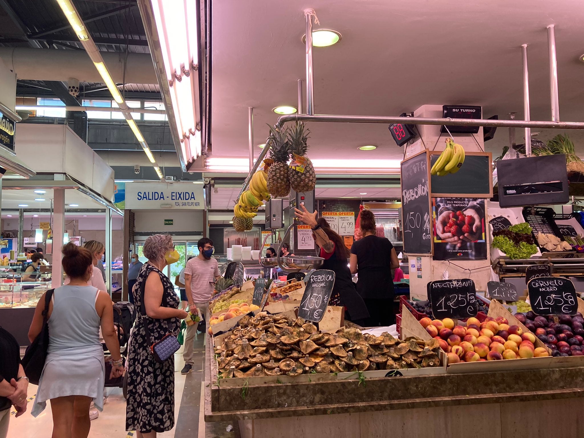 Clientes compran en un mercado tradicional