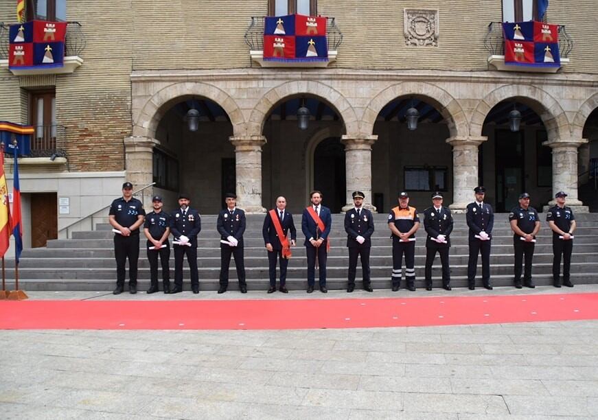Policías locales condecorados en Monzón  el año pasado