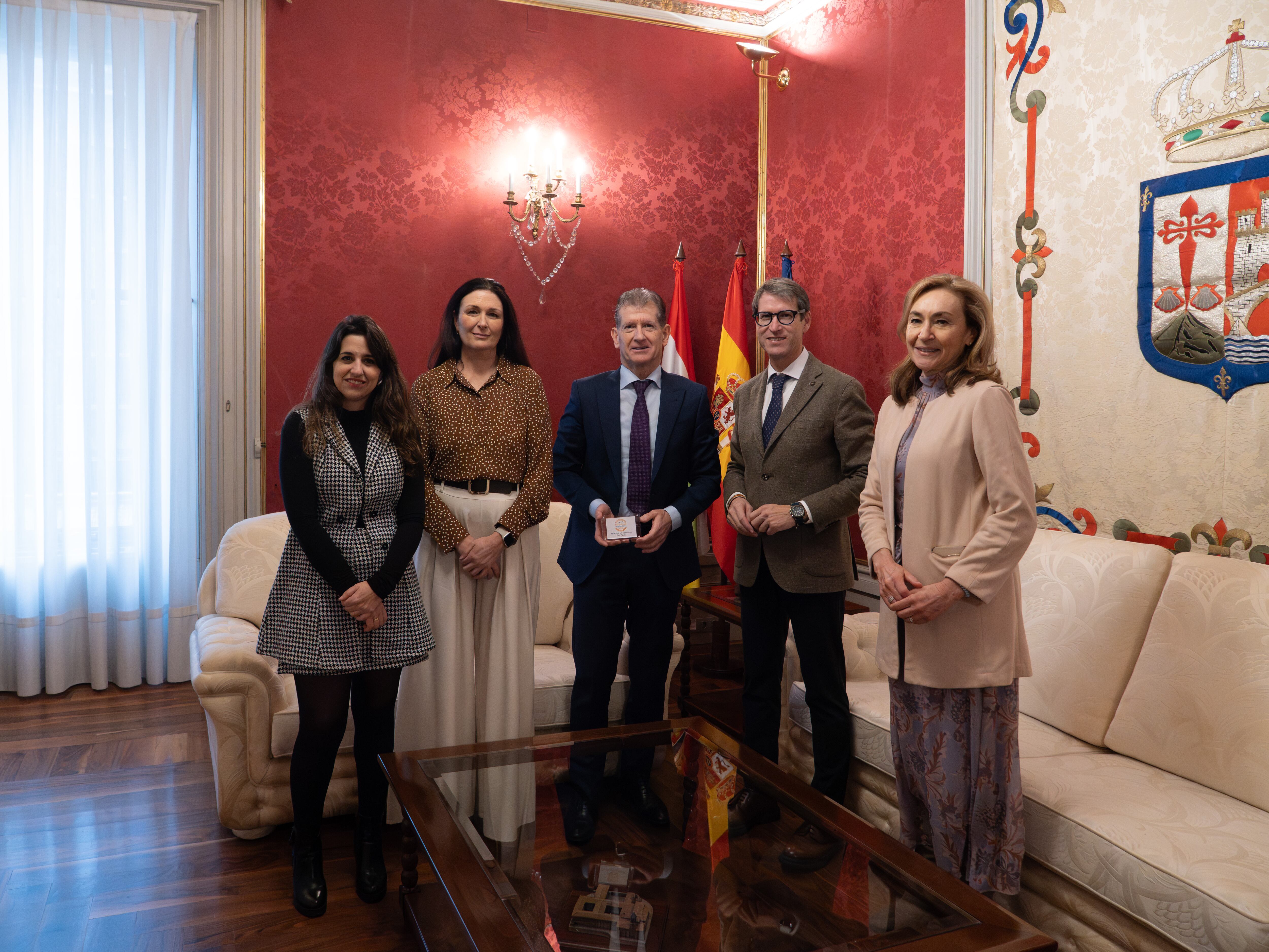 El presidente de La Rioja, Gonzalo Capellán, recibe a los responsables del Servicio de Neumología del SERIS, entre ellos el doctor Carlos Ruiz, jefe de Servicio, con motivo del reciente reconocimiento logrado por sus profesionales
