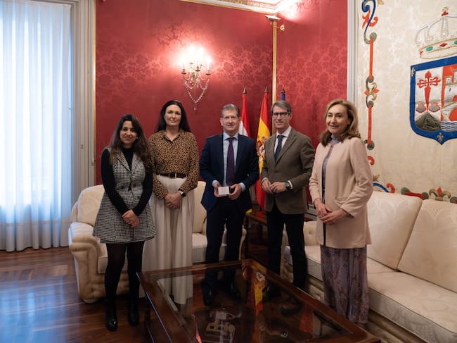 El presidente de La Rioja, Gonzalo Capellán, recibe a los responsables del Servicio de Neumología del SERIS, entre ellos el doctor Carlos Ruiz, jefe de Servicio, con motivo del reciente reconocimiento logrado por sus profesionales