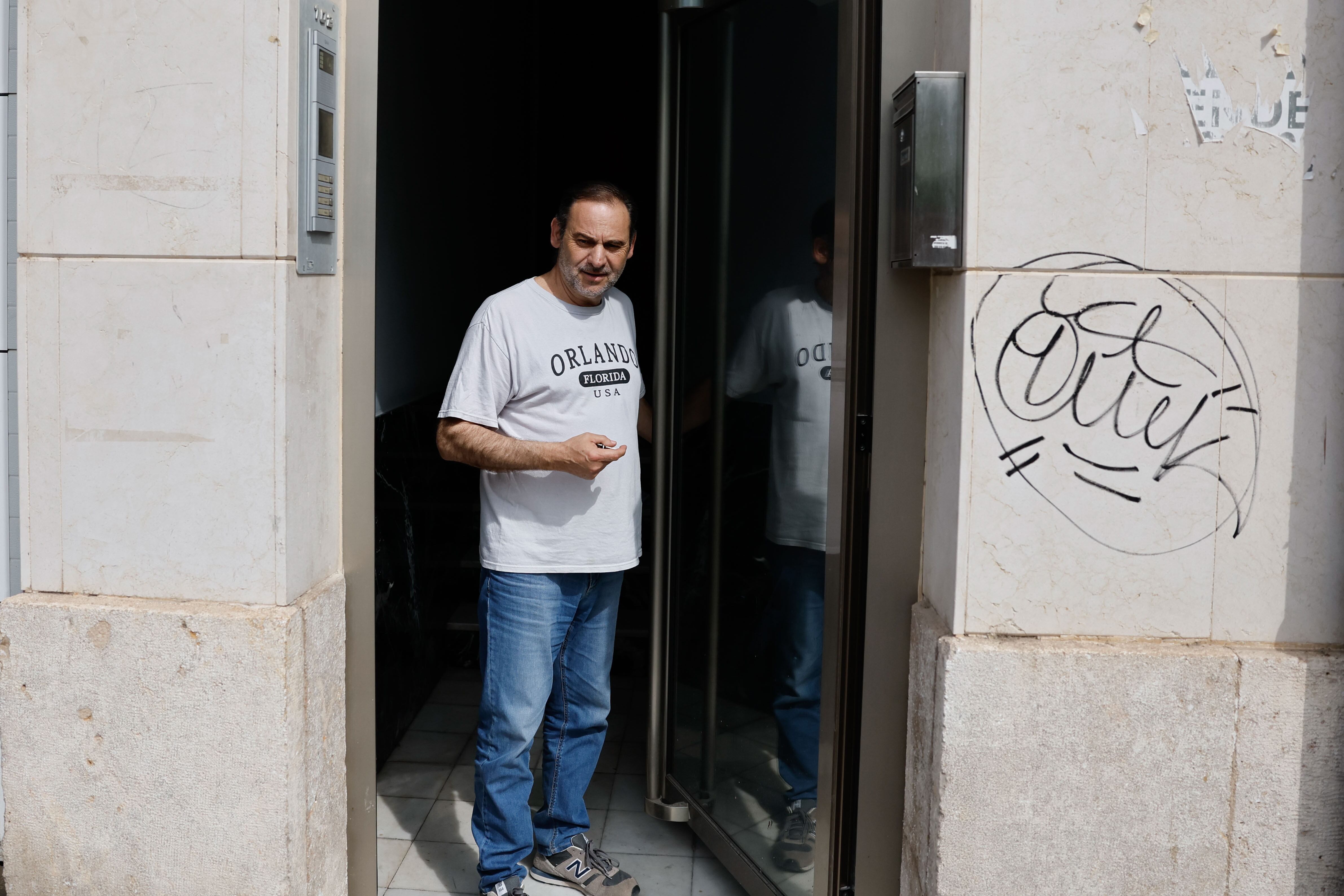 El exministro José Luis Ábalos tras el registro por agentes de la Unidad Central Operativa (UCO) de la Guardia Civil de su vivienda en València