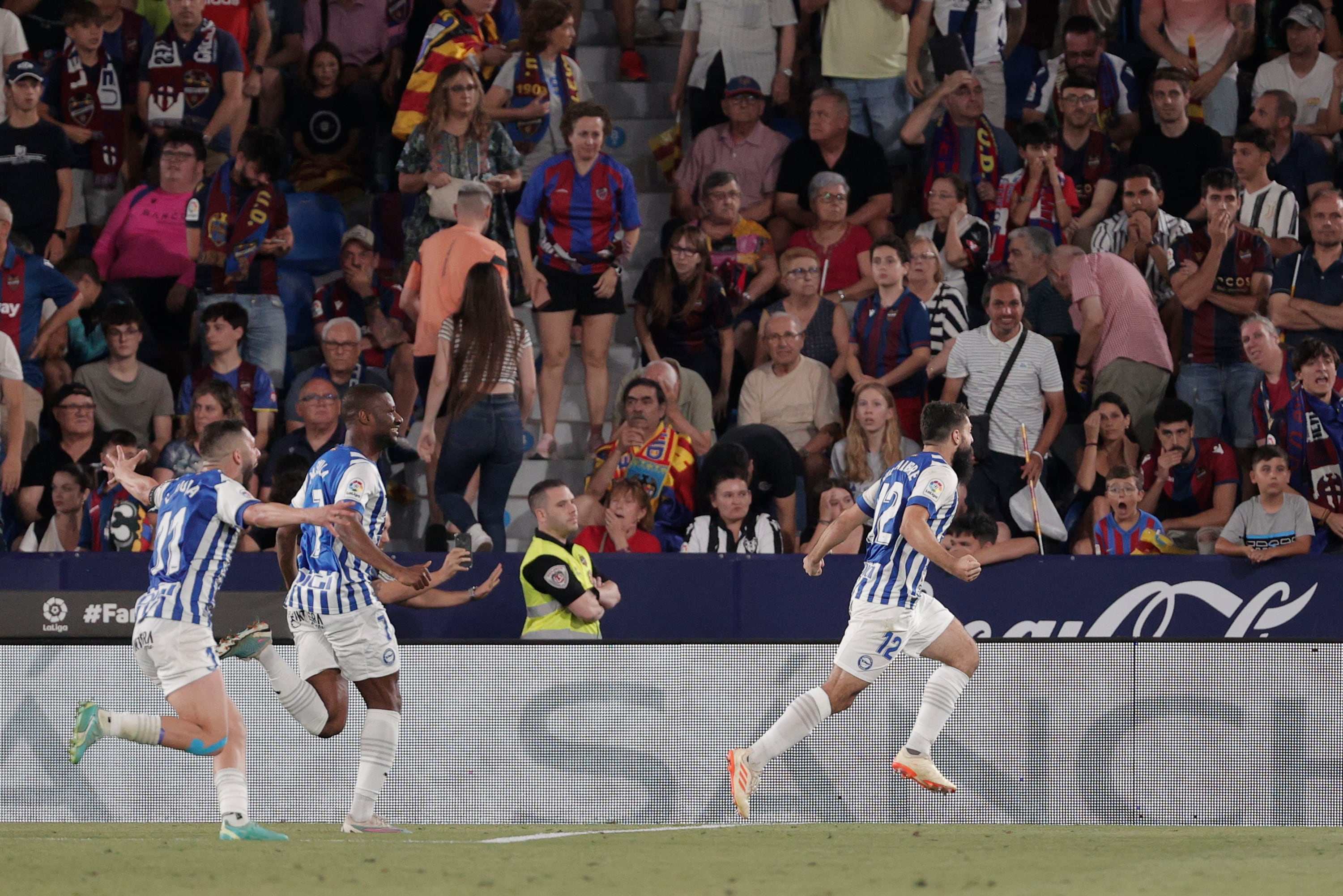 VALENCIA, 17/06/2023.- El delantero del Deportivo Alavés Asier Villalibre (d) celebra su gol ante el Levante UD este sábado en el estadio Ciutat de Valencia. EFE/Manuel Bruque
