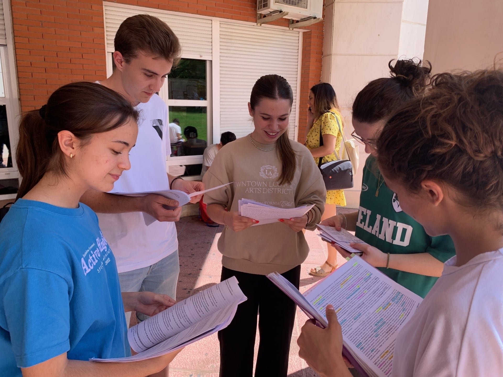 Alumnos repasando el segundo examen/Foto SER GU