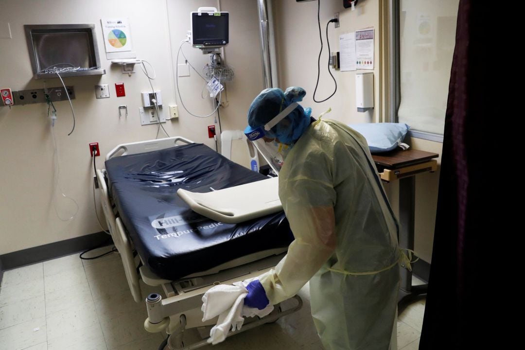 Una enfermera desinfecta una cama hospitalaria, en una imagen de archivo