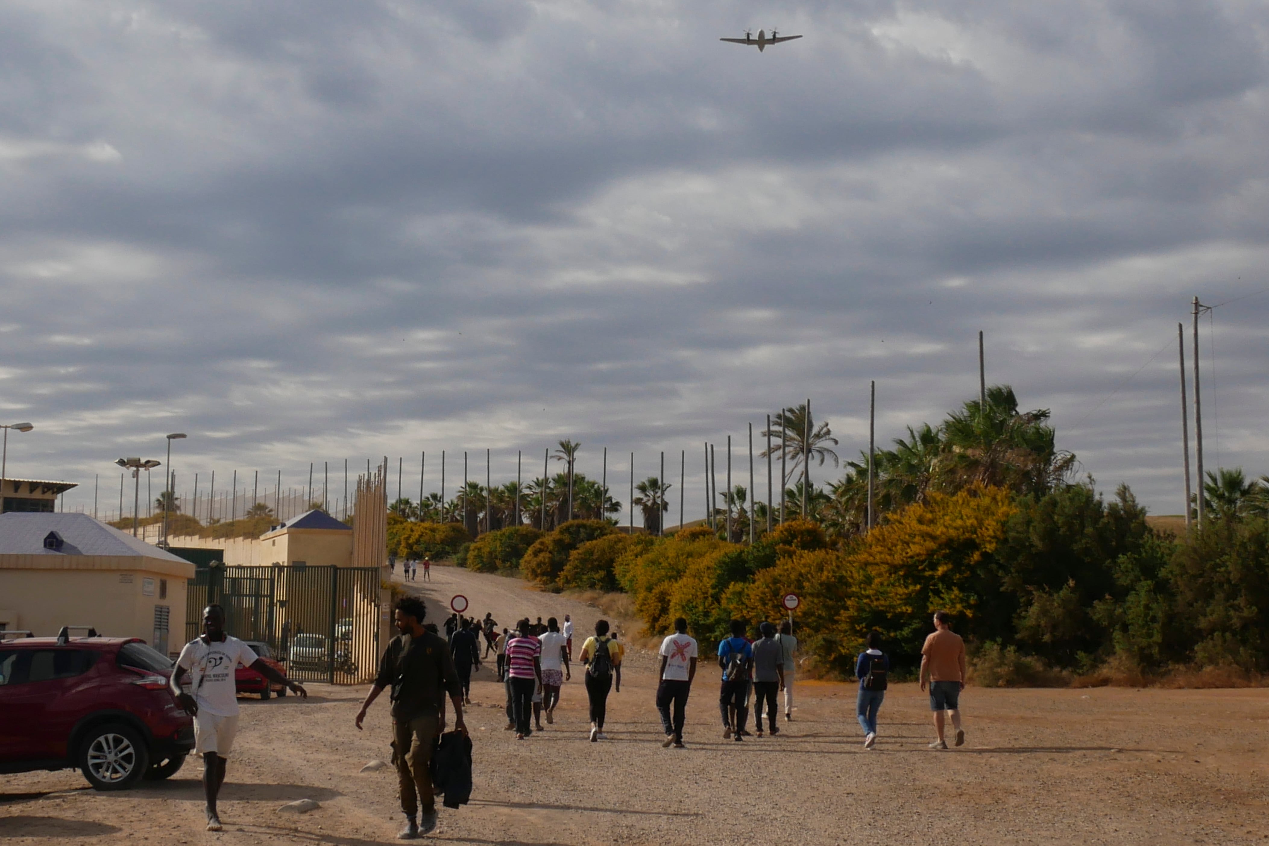 Varias decenas de inmigrantes se dirigen al Centro de Estancia Temporal de inmigrantes (CETI) tras entrar en Melilla por el paso fronterizo de Barrio Chino el pasado 24 de junio