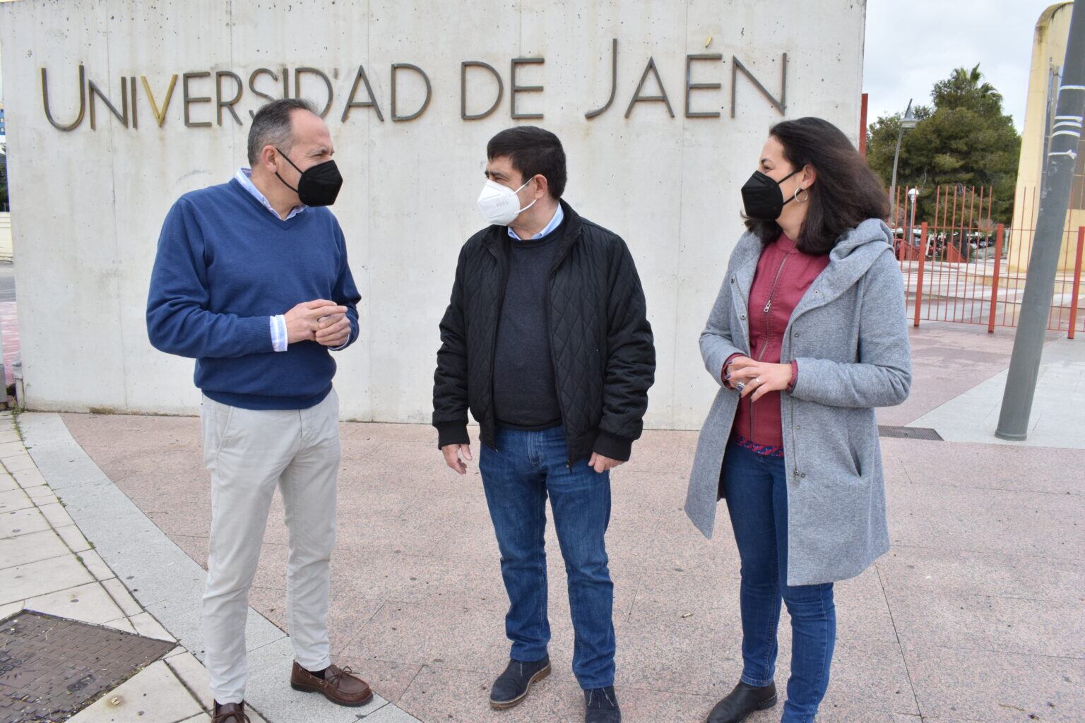 Jacinto Viedma, Francisco Reyes y Mercedes Gámez a las puertas de la UJA.