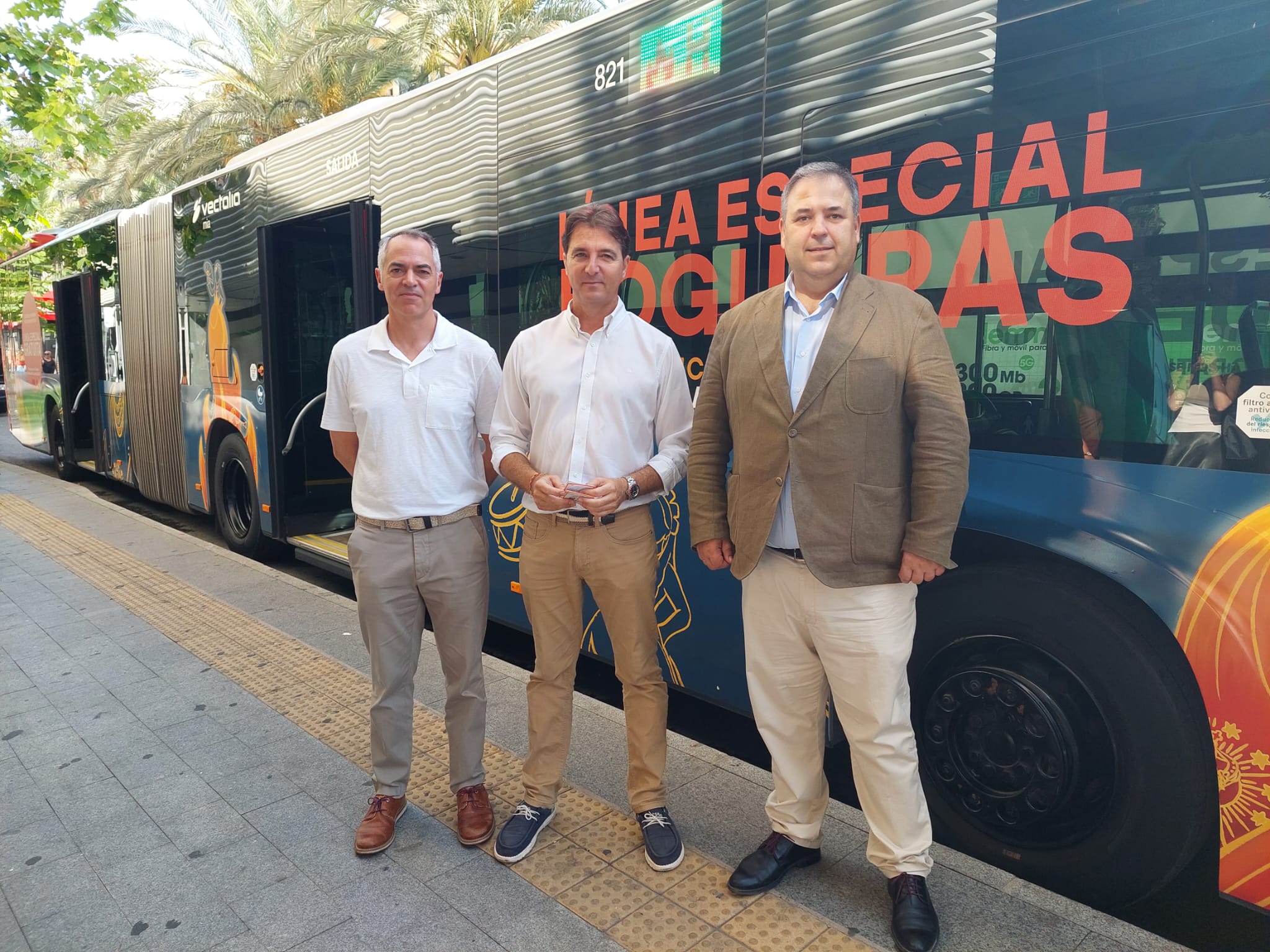 El concejal Carlos de Juan, con representantes de Vectalia, presentan el autobús de las hogueras especiales