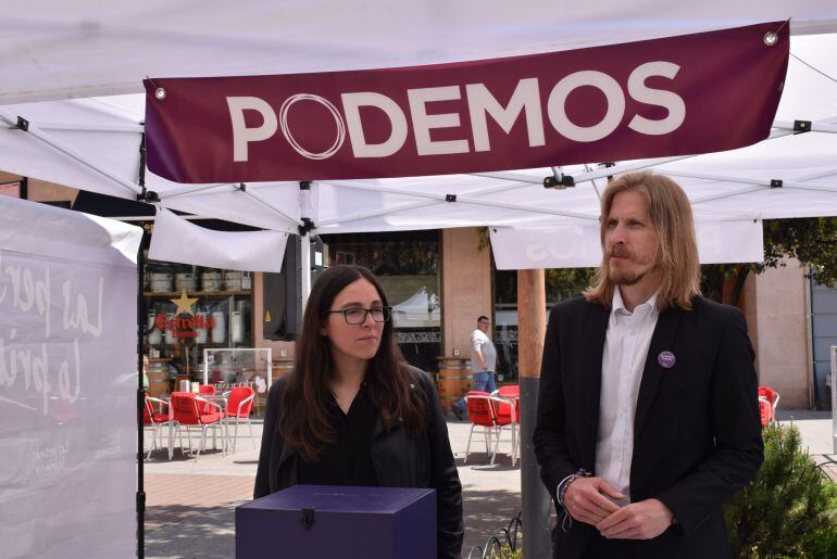 Laura Domínguez, procuradora de Podemos por Burgos junto al líder regional de la formación Pablo Fernández durante su visita a Aranda