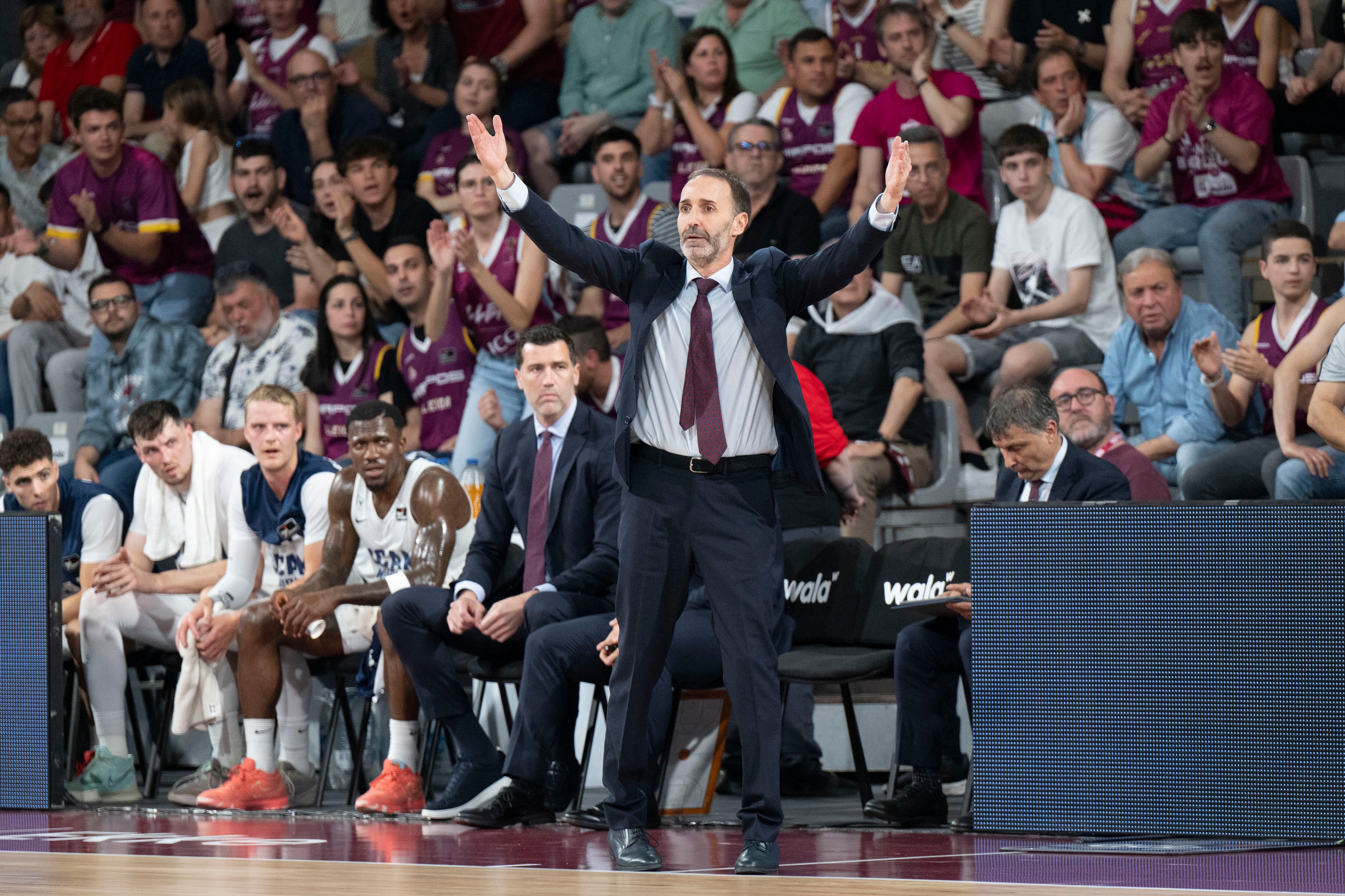 LLEIDA (CATALUÑA), 04/05/2025.- El entrenador del UCAM Murcia, Sito Alonso, este domingo, durante el partido de la jornada 30 de la Liga Endesa, entre el Força Lleida y el UCAM Murcia, en Lleida.