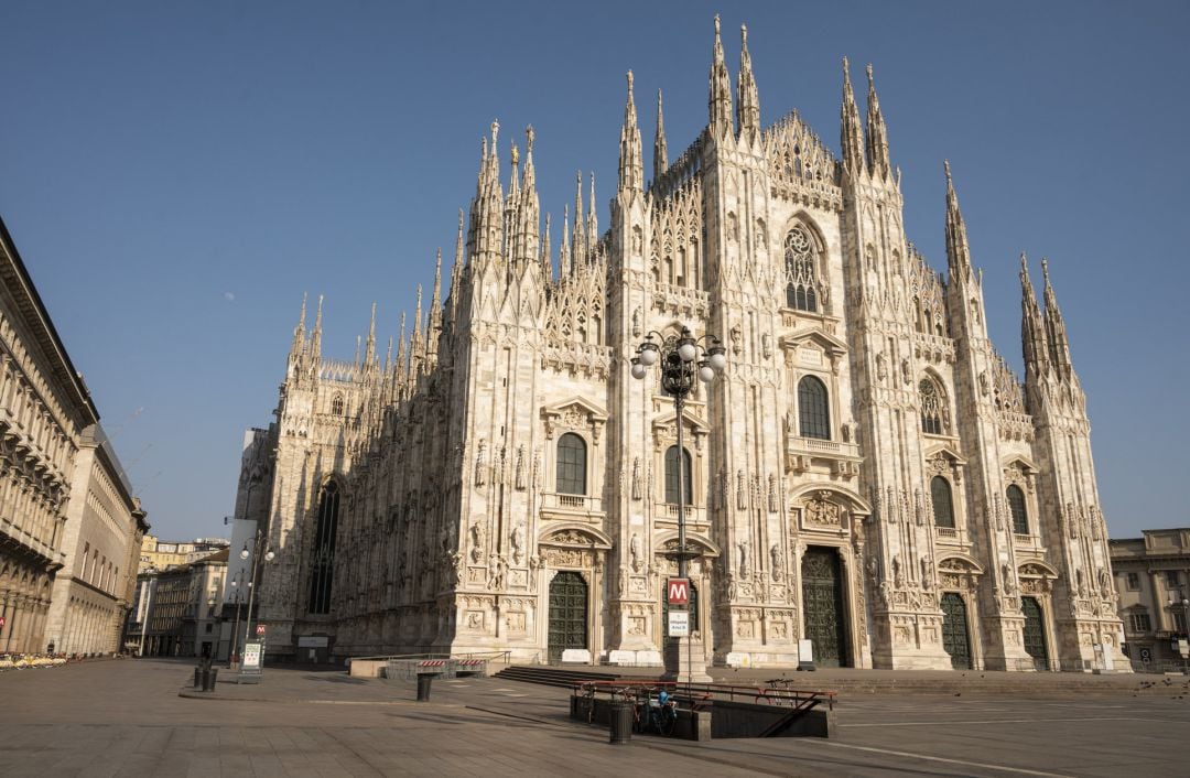 La plaza del Duomo de Milán desierta.