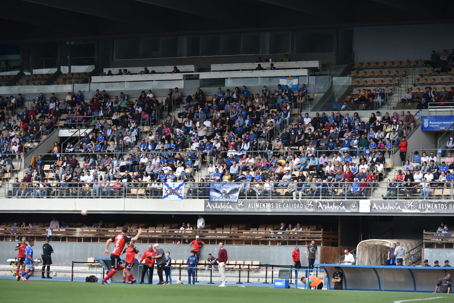 Ambiente en Chapín durante el partido ante el Puente Genil