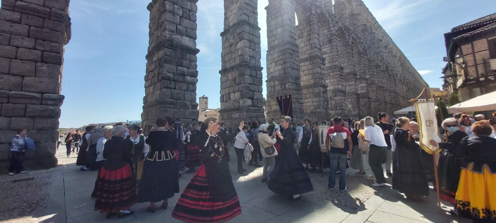 Concentración de Alcaldesas, Romeras y Aguederas en el Azoguejo