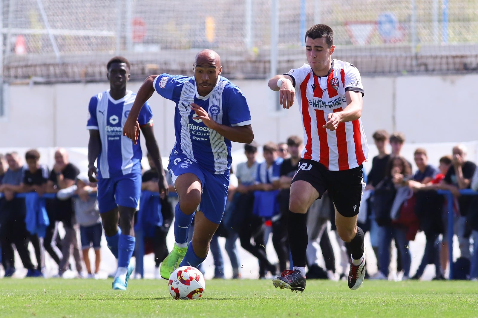 Iván Garrido persigue a Alejandro Jay durante una acción del partido en Ibaia / Deportivo Alavés B