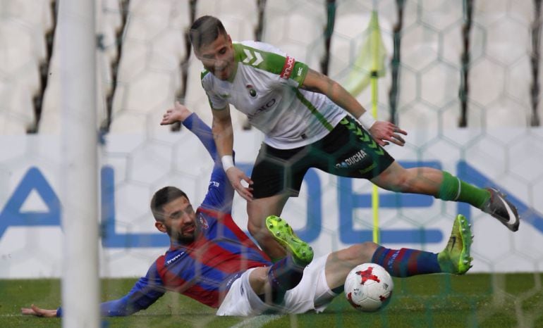 Dani Aquino intentando superar a un jugador del Leioa