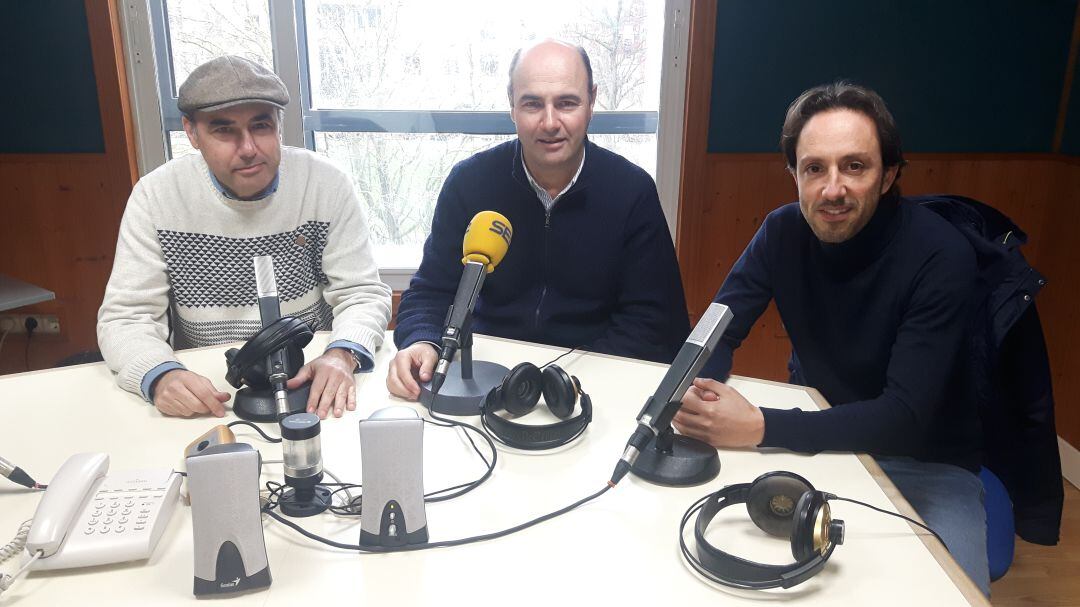 Higinio y Carlos Sainz Crespo junto a Juanma Torre.