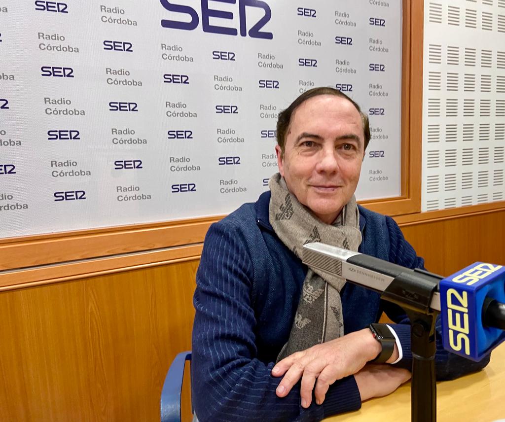 El psiquiatra Ignacio Martínez Hens, en los estudios de Radio Córdoba - Cadena SER