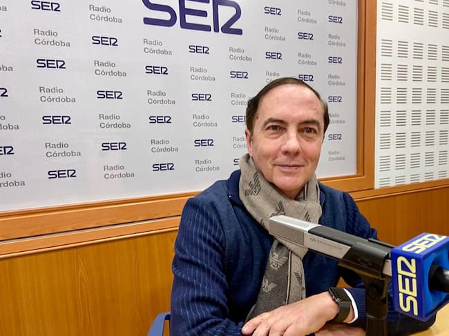 El psiquiatra Ignacio Martínez Hens, en los estudios de Radio Córdoba - Cadena SER