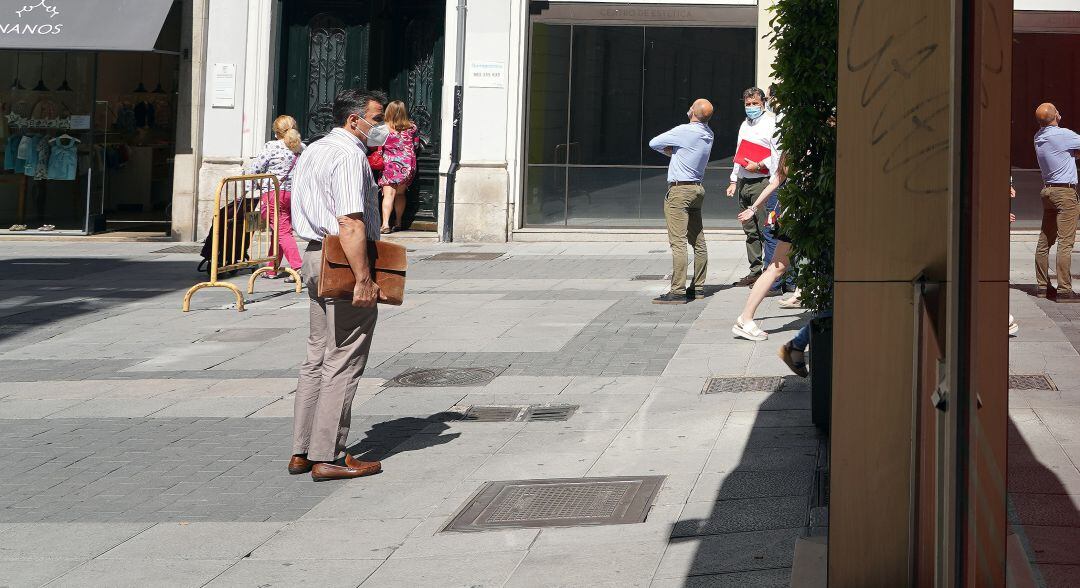 Viandante con mascarilla en la calle Santiago de Valladolid