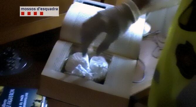 Droga amagada dins d'un llibre