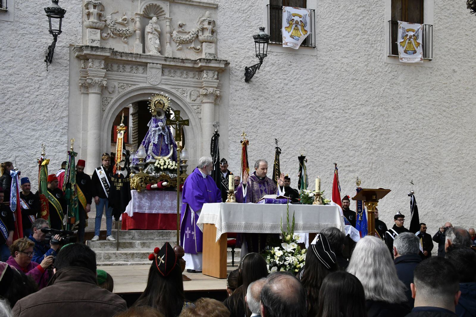 Misa de campaña en la explanada del Santuario