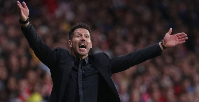 Simeone dirige al Atlético en el primer encuentro en el Wanda Metropolitano.