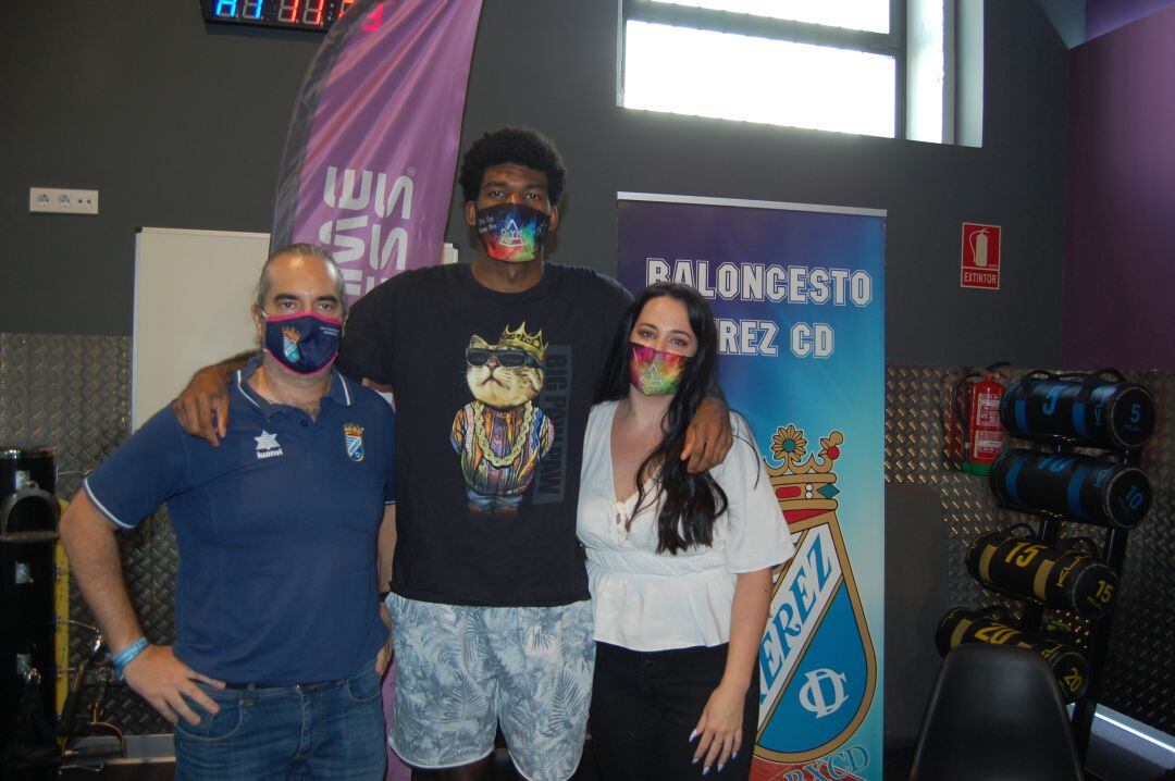 Miguel Ángel Gallardo, Victor Nicjerson y Noelia Marín, traductora del equipo