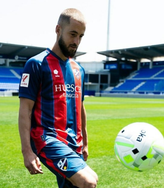 El capitán Jorge Pulido con la nueva camiseta
