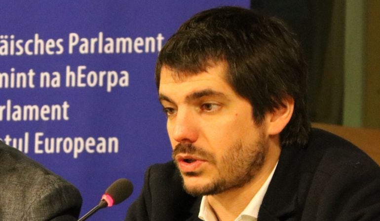 El eurodiputado de  ICV, Ernest Urtasun,durante una rueda de prensa en el Parlamento Europeo.