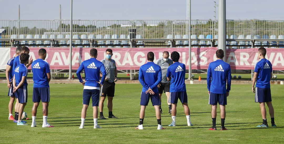 Víctor Fernández dirige el entrenamiento de un grupo de jugadores