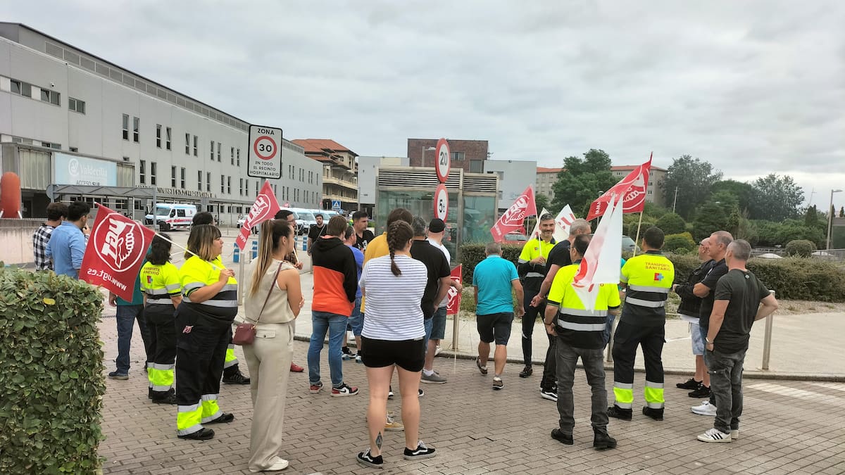 Los trabajadores de Diavida, empresa que gestiona las ambulancias programadas en Cantabria, denuncian servicios mínimos abusivos