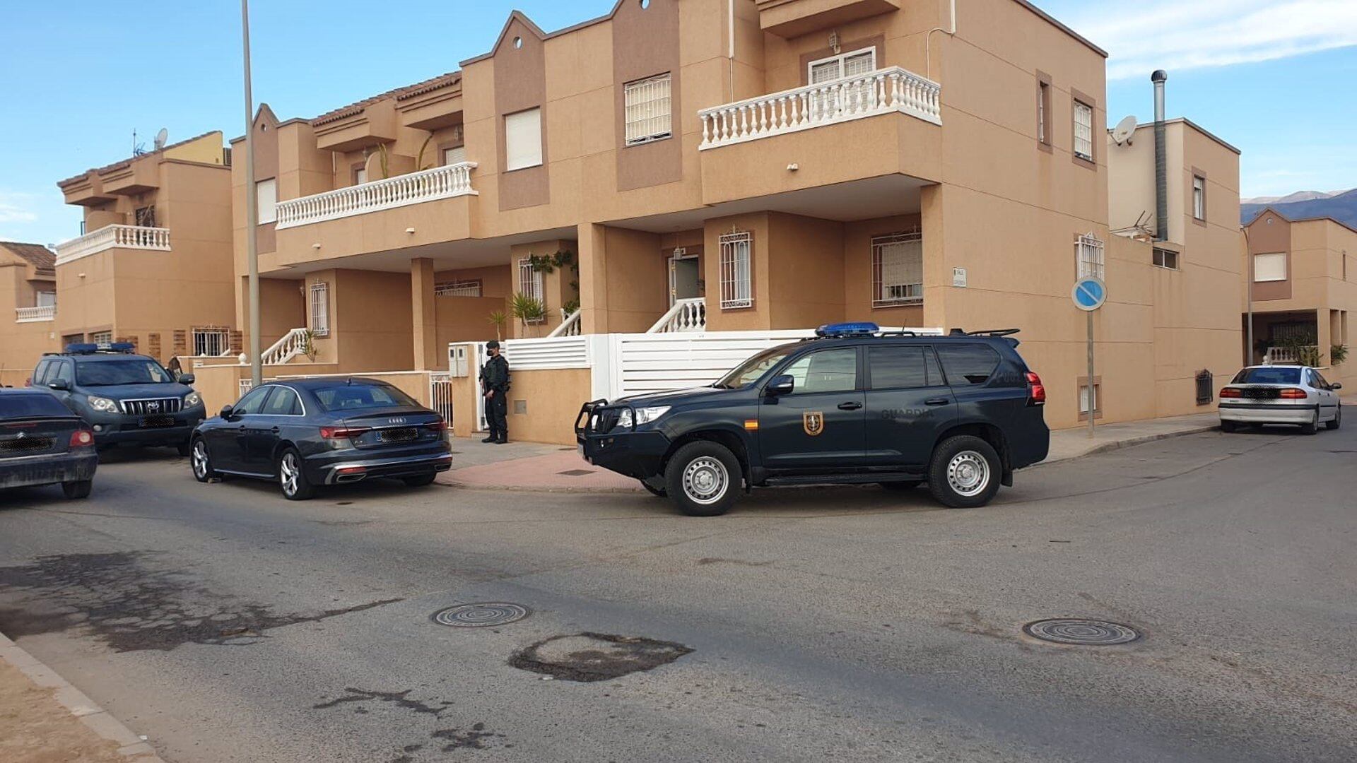 Uno de los registros domiciliarios practicados por los agentes en la macrooperación