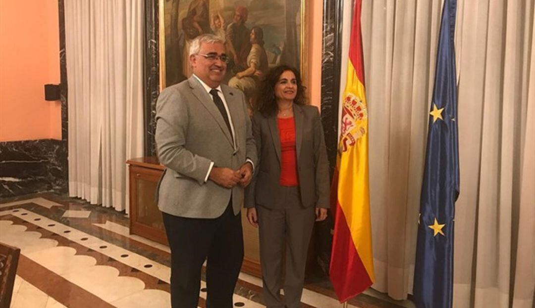 El consejero Ramírez de Arellano, junto a la ministra de Hacienda, María Jesús Montero